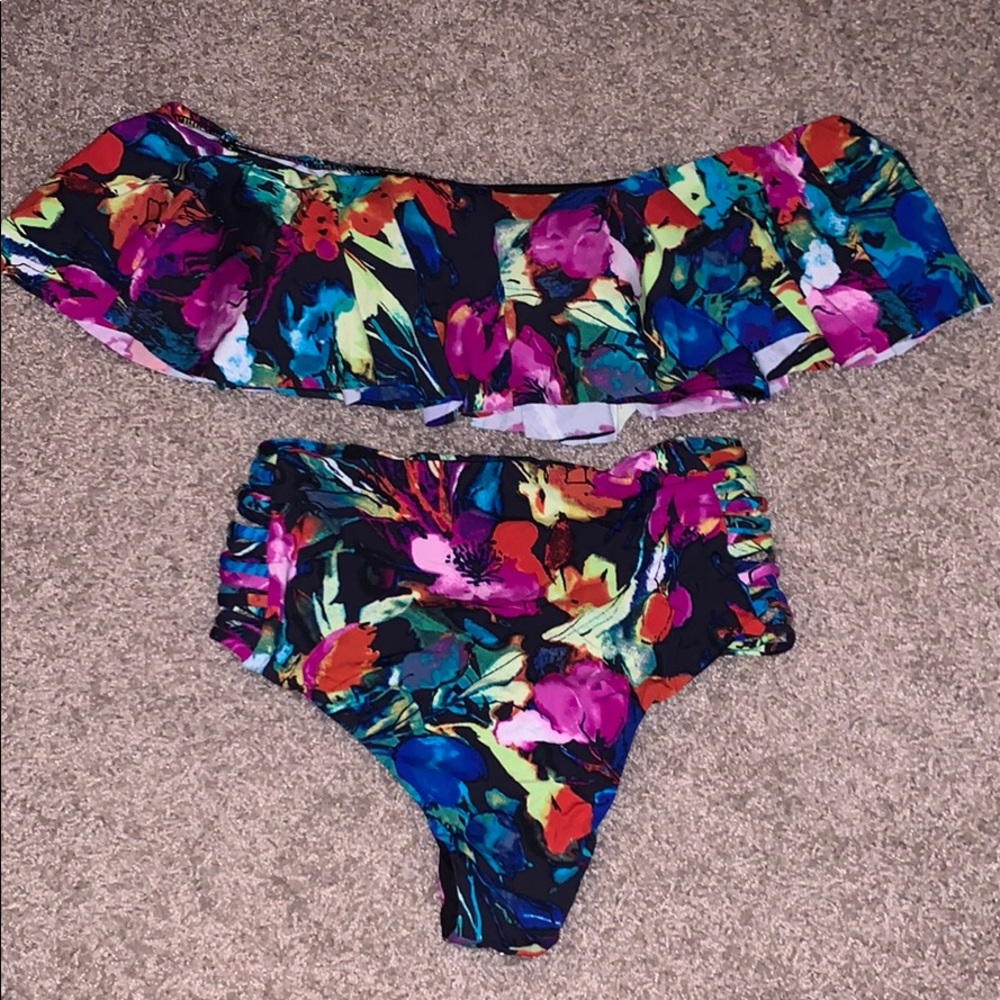 Bikini - Picture 2 of 2